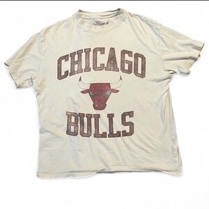 Abercrombie & Fitch Chicago Bulls Tee - Off-White with Faded Red Print